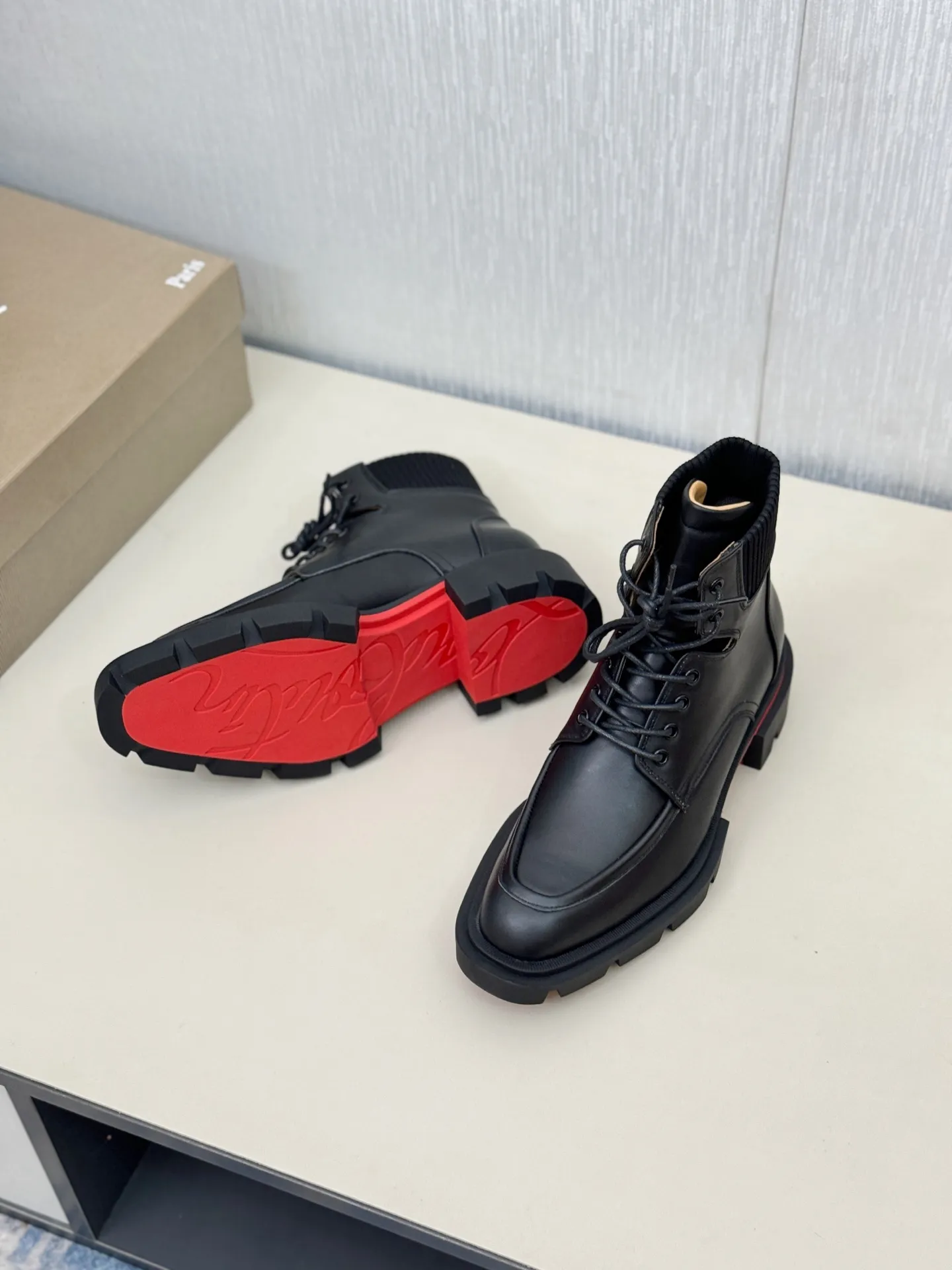 [CL～High-end men’s red-soled shoes] Top P: 940💰. Size: 39-44 (38.45.46 can be customized) 🆑Top original purchase agent Imported open-edge bead fabric and water-dyed cowhide inside 🉑️ Imported TPU rubber sole, wear-resistant and non-slip, full of European style.